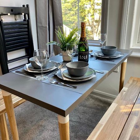 Trendy Stylish Apartment! - 5 Minute Walk To The Best Beach! - Great Location - Parking - Fast Wifi - Smart Tv - Newly Decorated - Sleeps Up To 6! Close To Bournemouth & Poole Town Centre & Sandbanks Ngoại thất bức ảnh