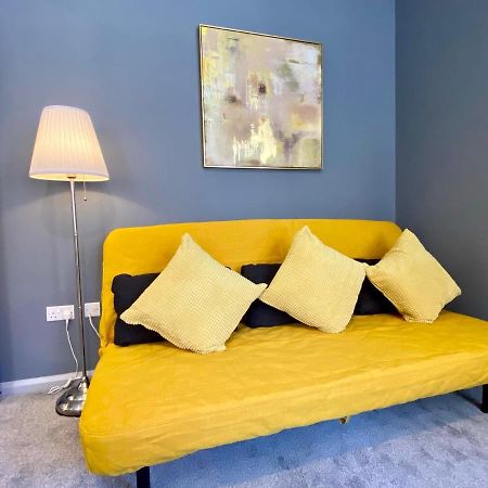 Trendy Stylish Apartment! - 5 Minute Walk To The Best Beach! - Great Location - Parking - Fast Wifi - Smart Tv - Newly Decorated - Sleeps Up To 6! Close To Bournemouth & Poole Town Centre & Sandbanks Ngoại thất bức ảnh