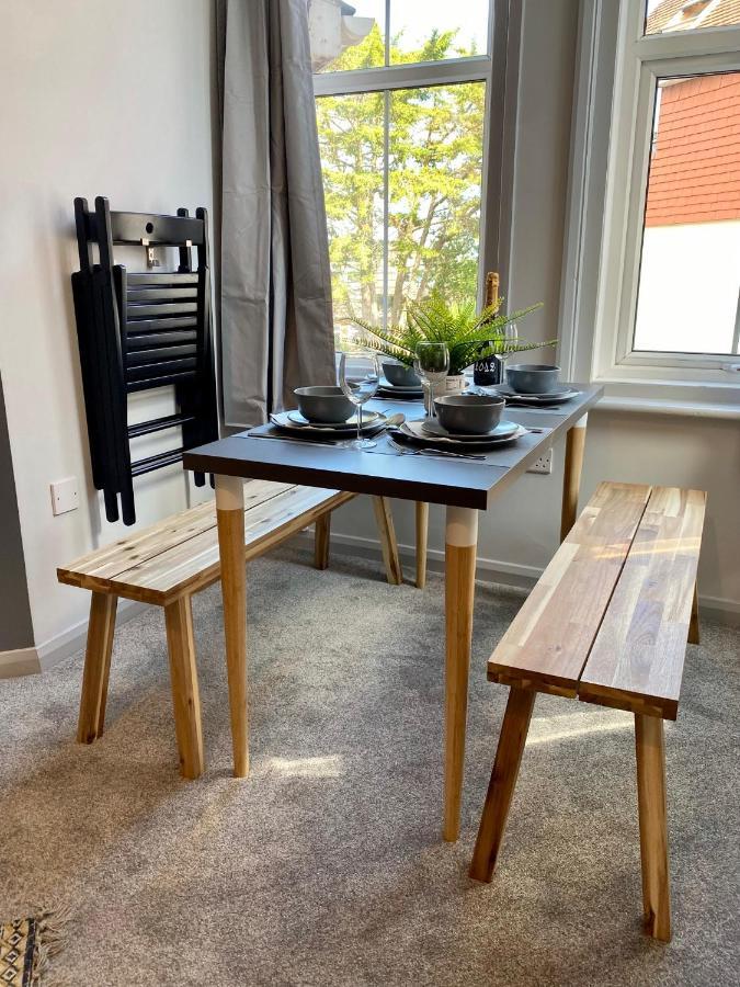 Trendy Stylish Apartment! - 5 Minute Walk To The Best Beach! - Great Location - Parking - Fast Wifi - Smart Tv - Newly Decorated - Sleeps Up To 6! Close To Bournemouth & Poole Town Centre & Sandbanks Ngoại thất bức ảnh