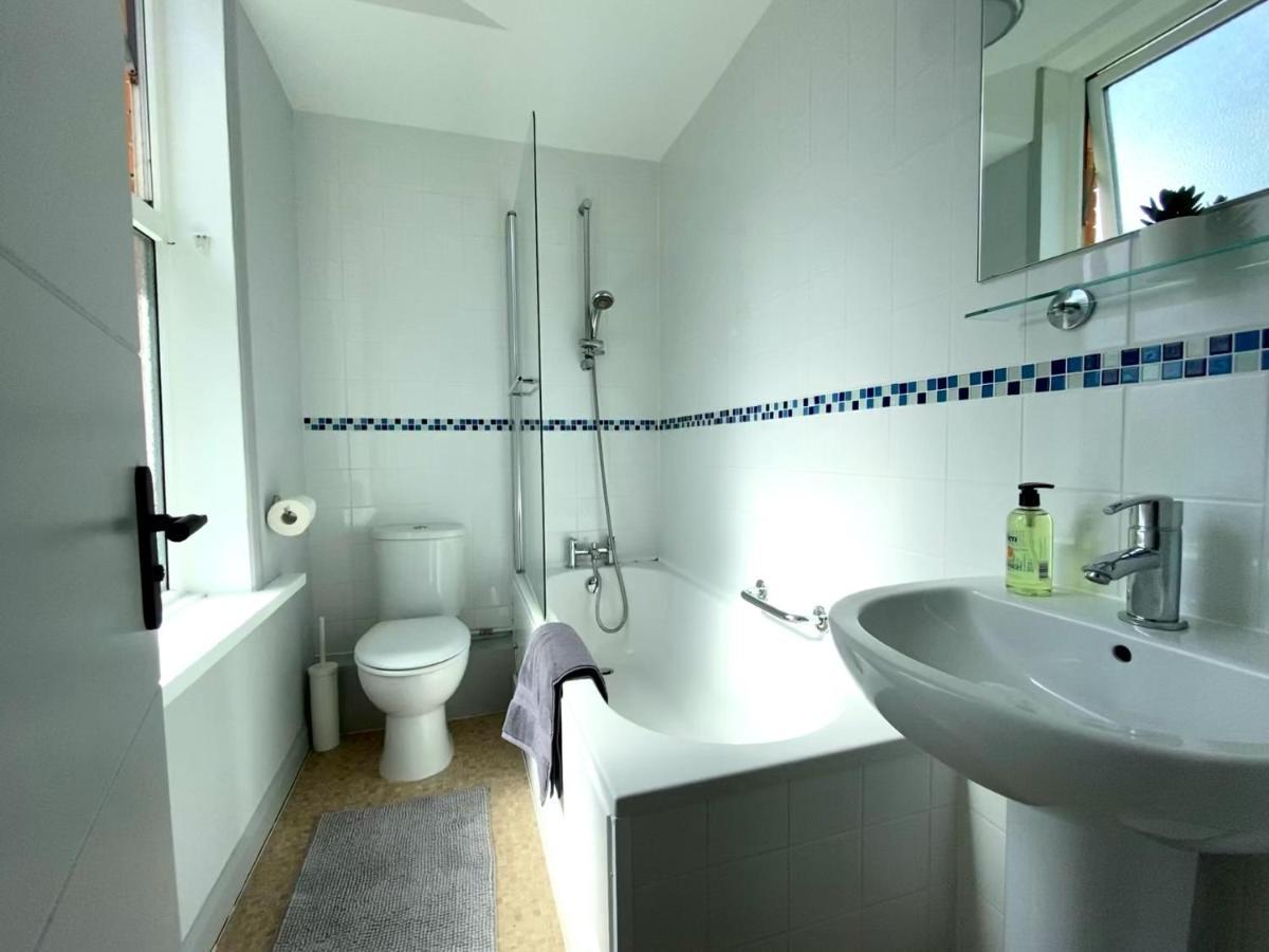 Trendy Stylish Apartment! - 5 Minute Walk To The Best Beach! - Great Location - Parking - Fast Wifi - Smart Tv - Newly Decorated - Sleeps Up To 6! Close To Bournemouth & Poole Town Centre & Sandbanks Ngoại thất bức ảnh