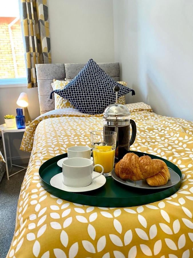 Trendy Stylish Apartment! - 5 Minute Walk To The Best Beach! - Great Location - Parking - Fast Wifi - Smart Tv - Newly Decorated - Sleeps Up To 6! Close To Bournemouth & Poole Town Centre & Sandbanks Ngoại thất bức ảnh